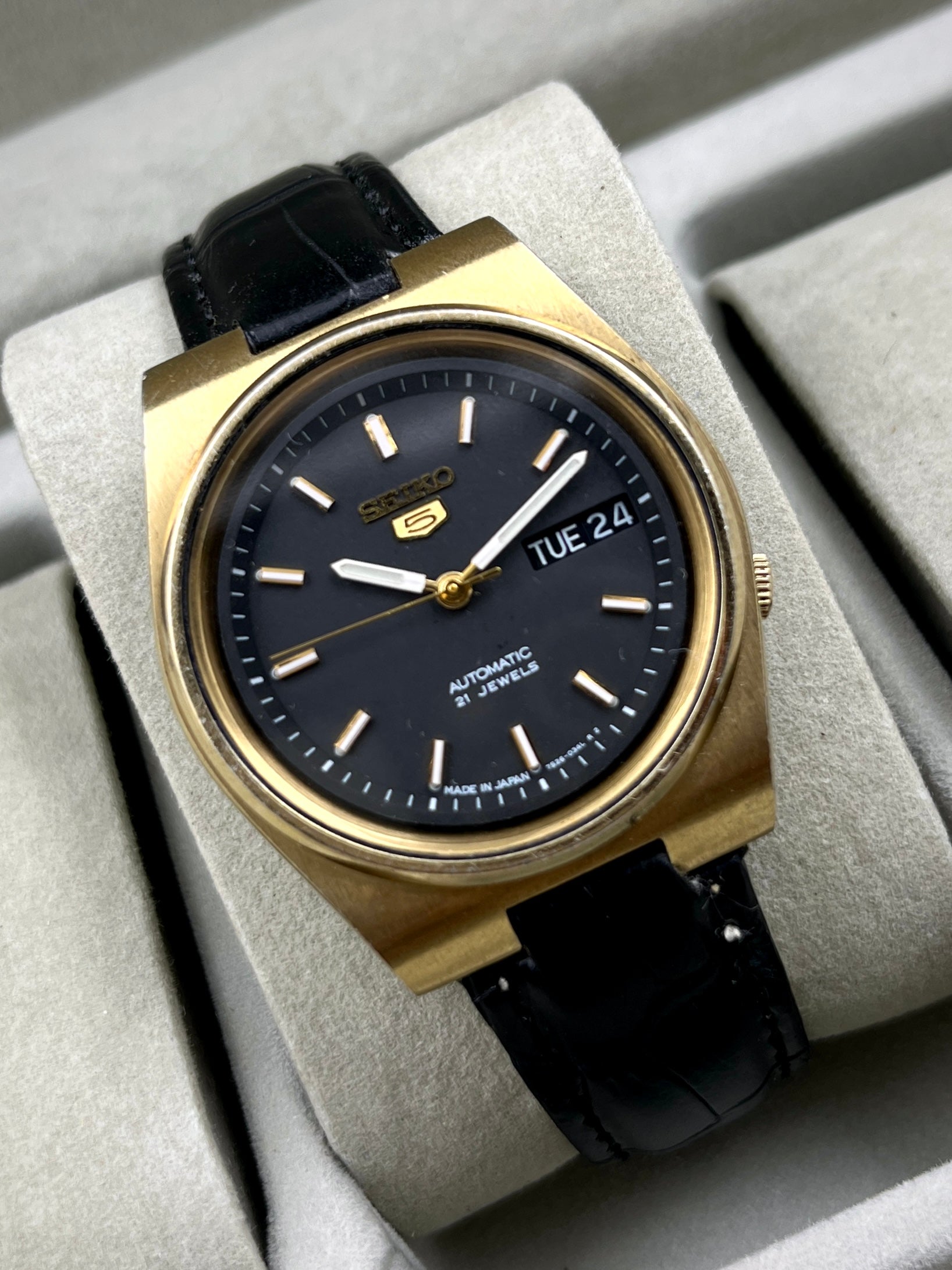 Seiko 5 Automatic Black & Gold SNXM20J5 – Watch It Move