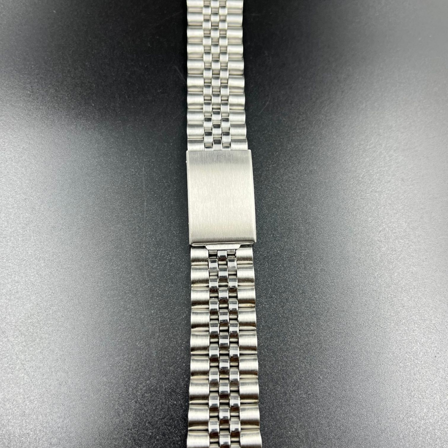 [18mm] Jubilee Bracelet [C Clasp] - Silver Stainless Steel (Curved End)